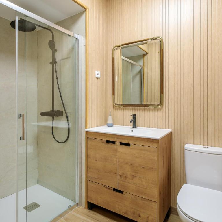 HOSTEL Pepper-Gold -STEP-FREE ENTRANCE -car- free Space-no nois-3 minutes from Port -BED ROOMS 8 GUEST 55 M2 AND 8 GUEST 65 M2 - Bunk Bed in Mixed Dormitory Room - 32