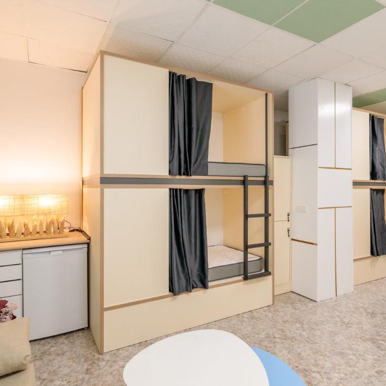 HOSTEL Pepper-Gold -STEP-FREE ENTRANCE -car- free Space-no nois-3 minutes from Port -BED ROOMS 8 GUEST 55 M2 AND 8 GUEST 65 M2 - Bunk Bed in Mixed Dormitory Room - 28