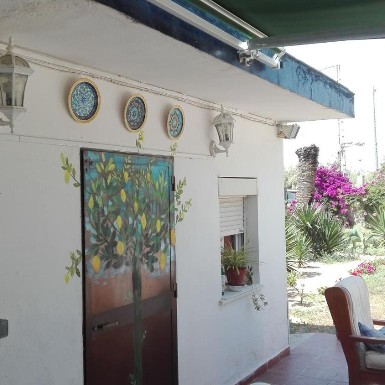 En Finca Las Dunas dos Chalets con jacuzzis en primera linea de playa , uno de 4 dormitorios y otro de 2 dormitorios, Llama al Seiscientos veintisiete Cuatrocientos diecisiete Trescientos noventa y ocho - Chalet - 48