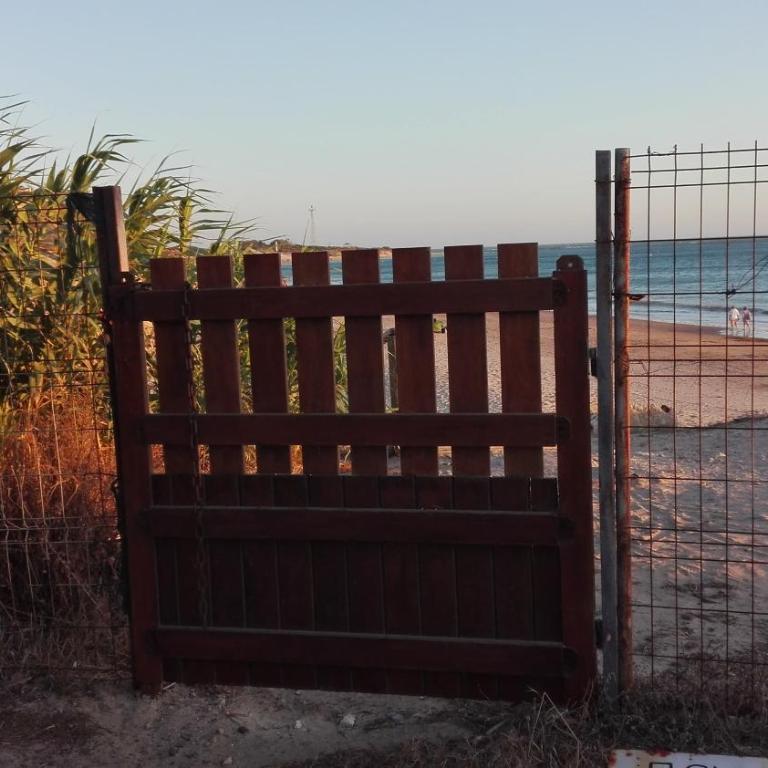 En Finca Las Dunas dos Chalets con jacuzzis en primera linea de playa , uno de 4 dormitorios y otro de 2 dormitorios, Llama al Seiscientos veintisiete Cuatrocientos diecisiete Trescientos noventa y ocho - Bungalow frente a la playa - 24