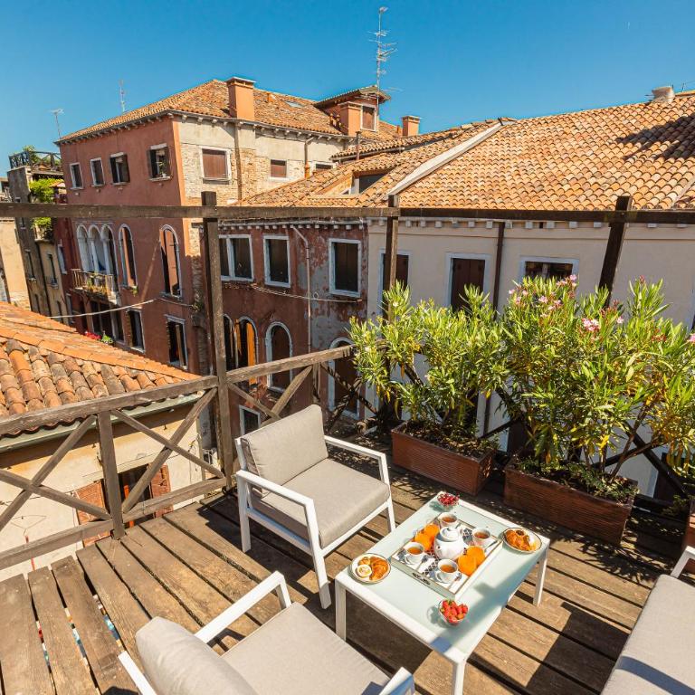 Ca' Romantica terrace with Balcony and side Canal view - Apartment with Terrace - 26