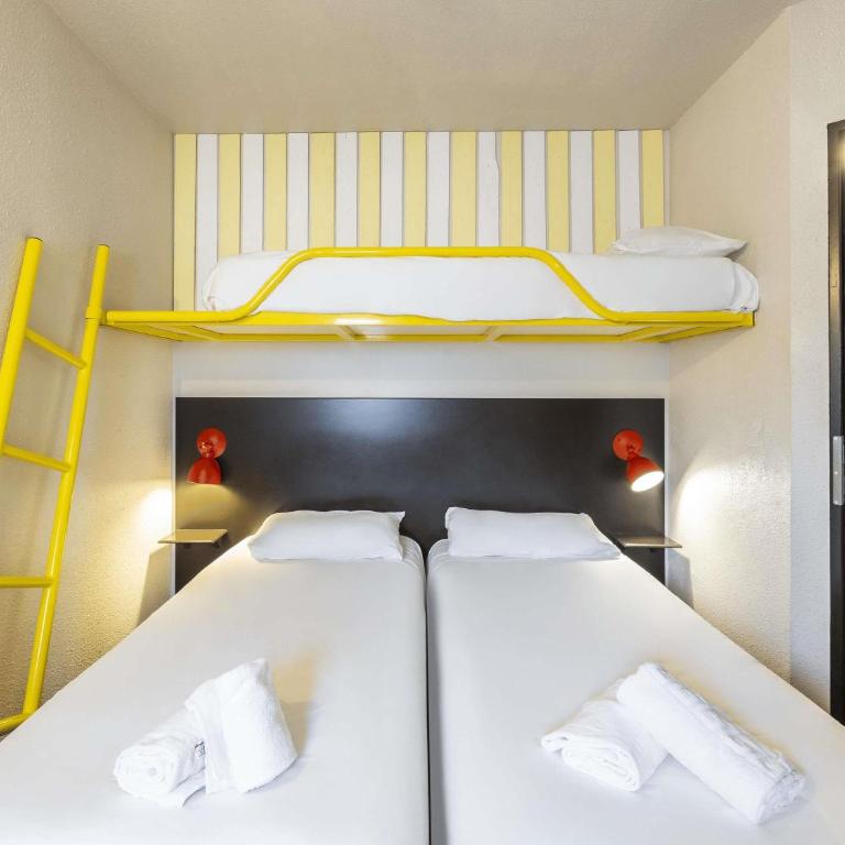 Greet Hotel Limoges Nord - Chambre Triple Communicante avec 2 Lits Doubles et 2 Lits Superposés - 4