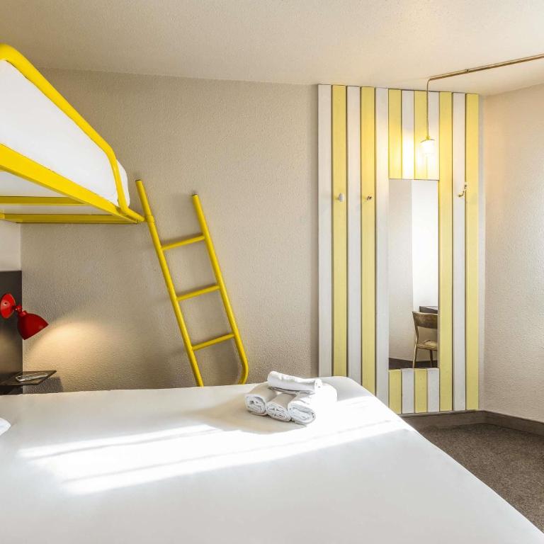 Greet Hotel Limoges Nord - Chambre Triple Communicante avec 2 Lits Doubles et 2 Lits Superposés - 3