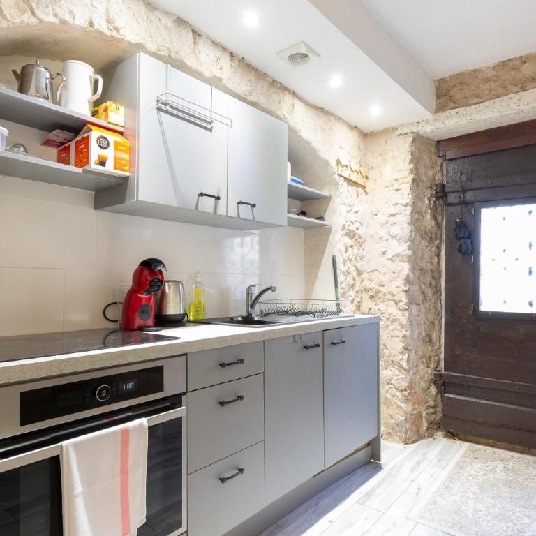 Authentic Townhouse Steps from the Beach & Market - Ferienhaus - 6