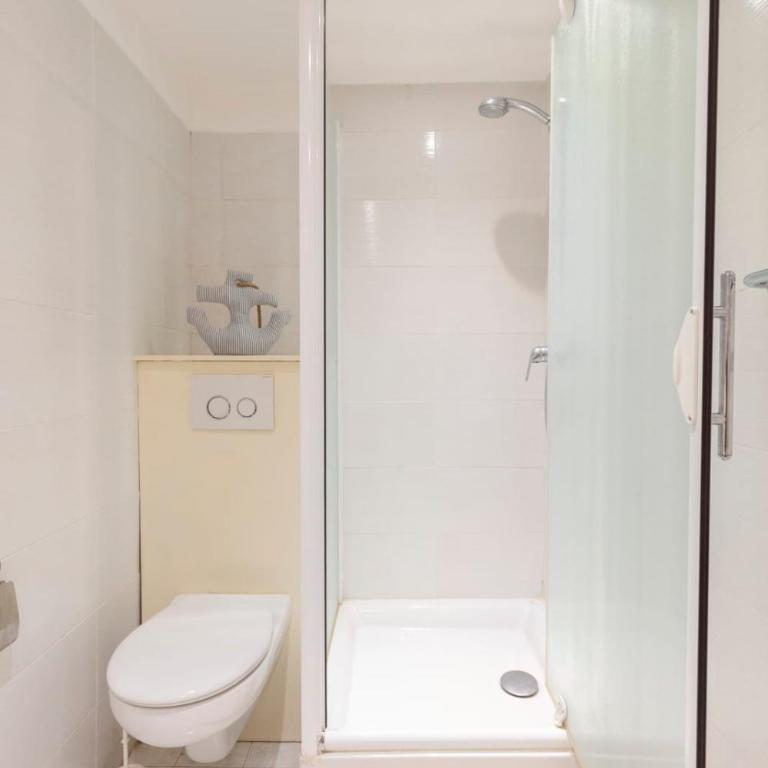 Authentic Townhouse Steps from the Beach & Market - Ferienhaus - 17