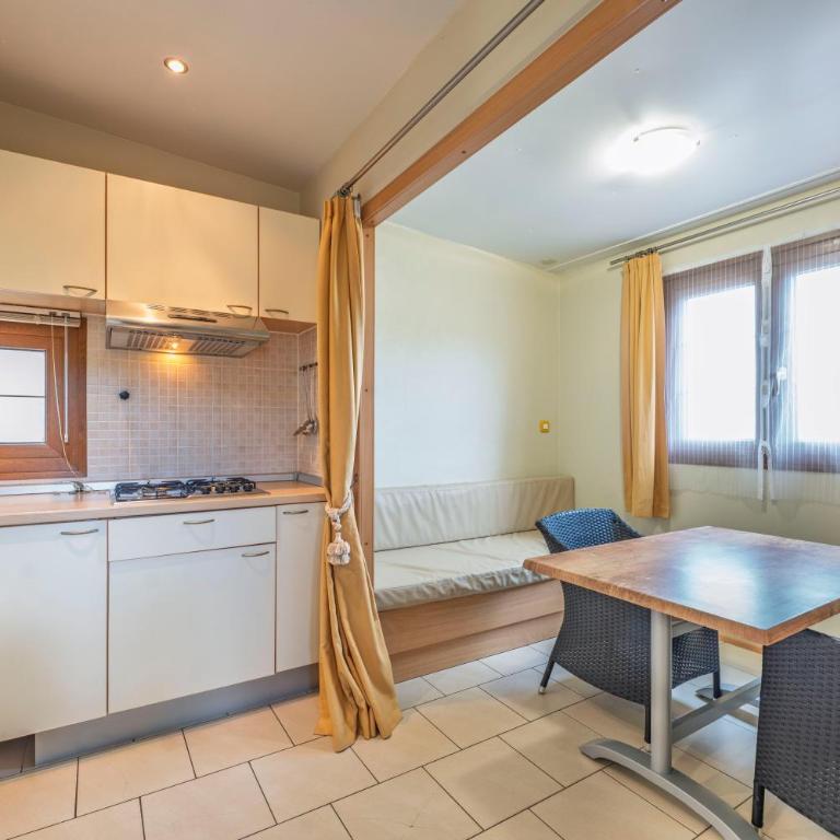 Camping Village Scaglieri - Chalet con 2 Camere da Letto - 5