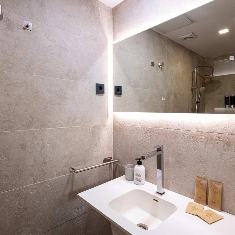 The Collection Barcelona - Amazing 3 Bedroom Apartment with indoor POOL - Apartment - 12