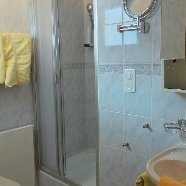 Sonnenhotel Soldanella Sonneck - Standard Doppelzimmer mit Balkon - 3