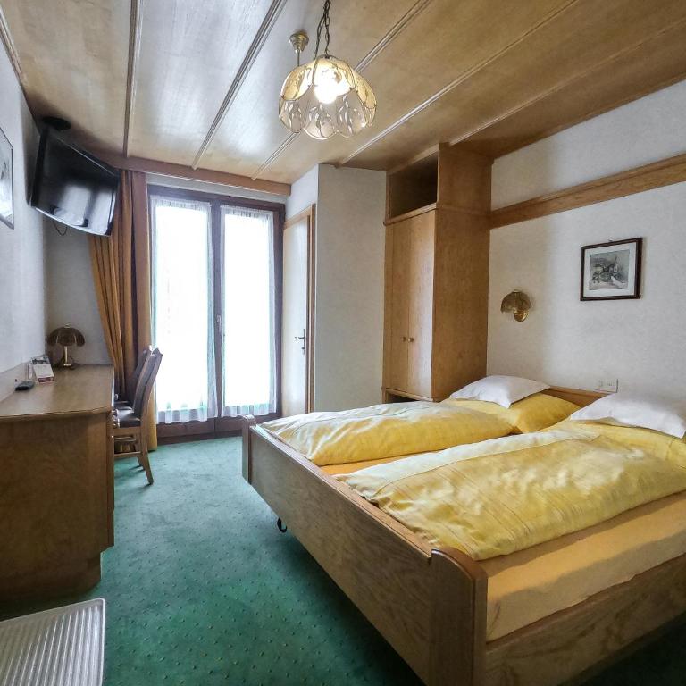 Sonnenhotel Soldanella Sonneck - Standard Doppelzimmer mit Balkon - 2