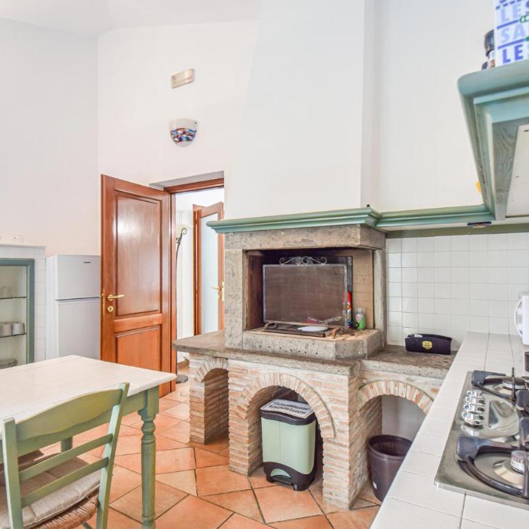 Awesome Home In Montefiascone - Casa Vacanze con 4 Camere da Letto - 15