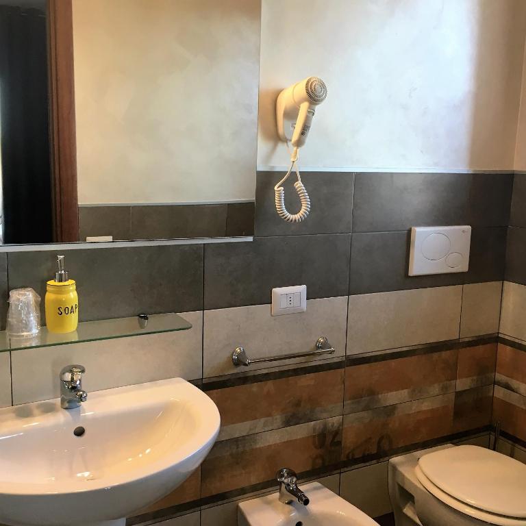 La Piazzetta Guest House - Camera Matrimoniale/Doppia con Letti Singoli con Bagno Privato - 12