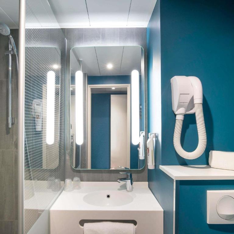 ibis Antibes Sophia-Antipolis - Chambre Standard avec 1 Lit Double et 1 Lit Simple - 2