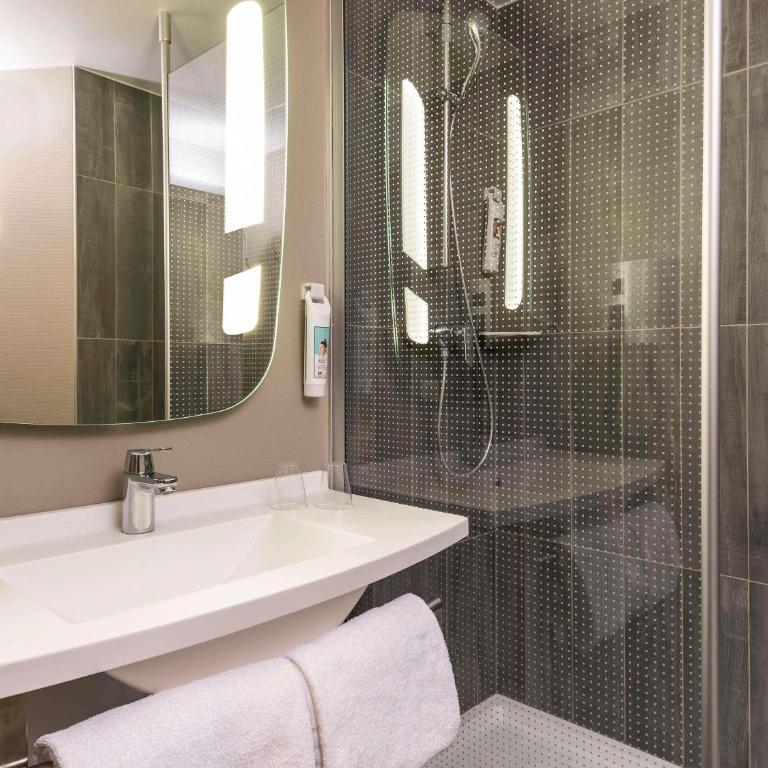 ibis Paris Alesia Montparnasse - Chambre Standard avec 1 Lit Double et 1 Lit Simple - 2