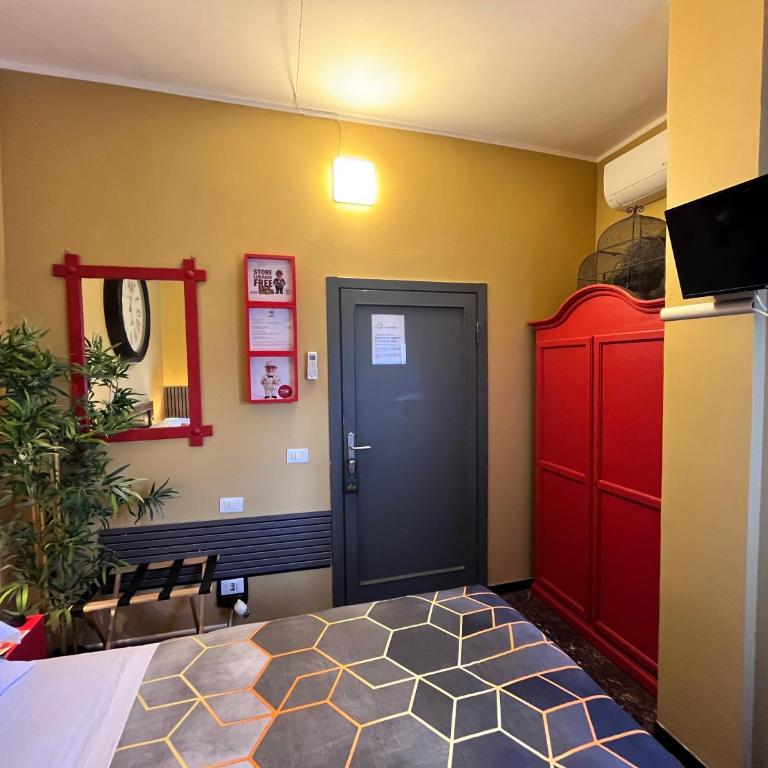 BOBOTEL - B&B City Center - Camera Matrimoniale con Bagno Privato Esterno - 2