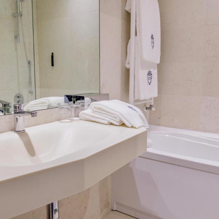 Greif Hotel & Spa - Camera Deluxe - 11