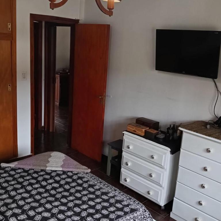 CASA 5 PERS-500 mts PLAYA EXCELENTE UBICACION RESIDENCIAL - Three-Bedroom House - 2