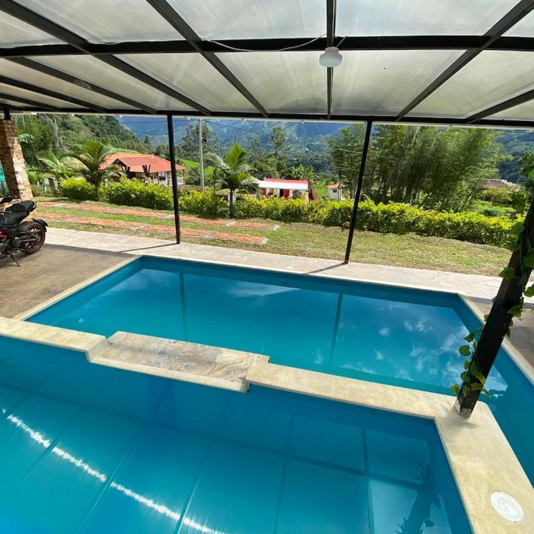 Piscina Privada, Zona parrillas, 8 min del Pueblo, Parqueadero Cubierto - Casa - 1