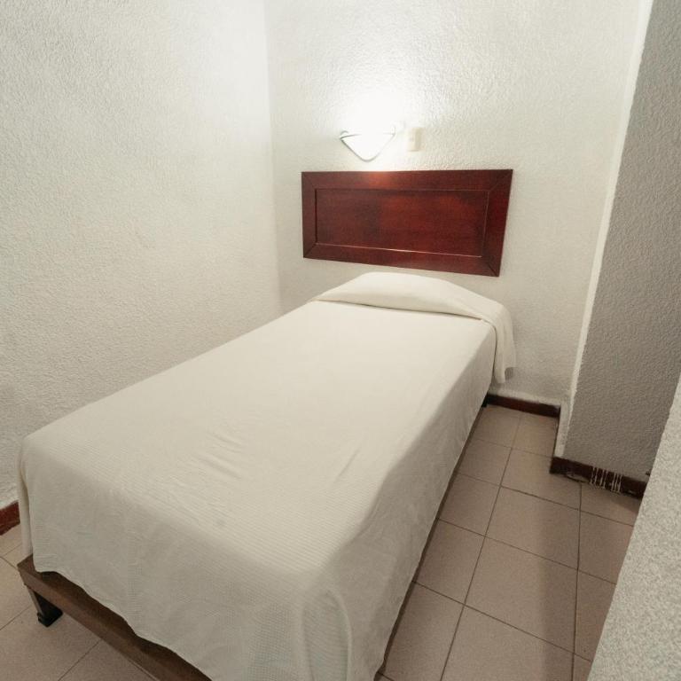 Hotel Nueva Antequera - Basic Dreibettzimmer - 17