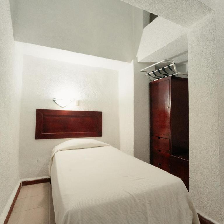 Hotel Nueva Antequera - Basic Dreibettzimmer - 15