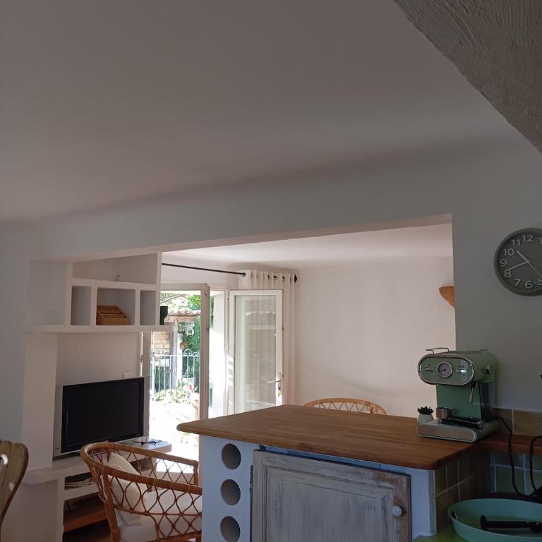 Bas de villa , coin détente extérieur et parking - Apartamento de 1 dormitorio - 17