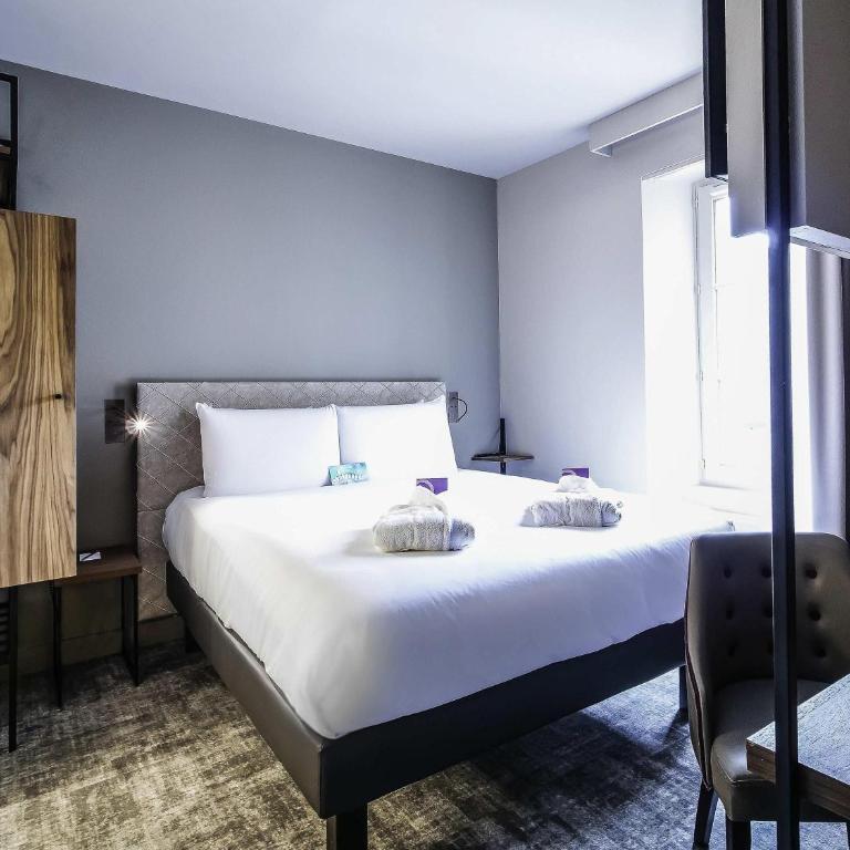 Mercure Rennes Centre Place Bretagne - Family Suite with One Double Bed and Twin Beds - 1