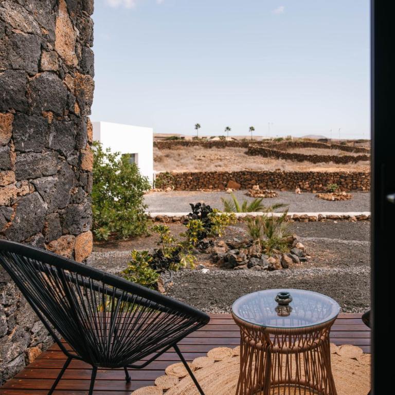 Villa Shepherd Lajares - LUXURY VILLA FUERTEVENTURA - Habitación con cama extragrande y vistas a la montaña - 13