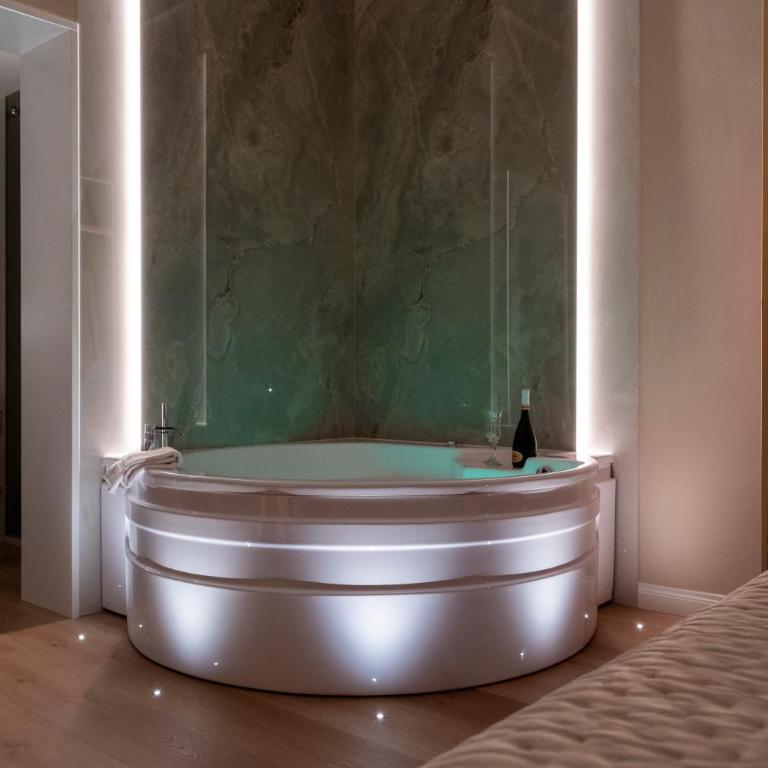 Isidoro Luxury Suites - Deluxe Double Room with Bath - 1