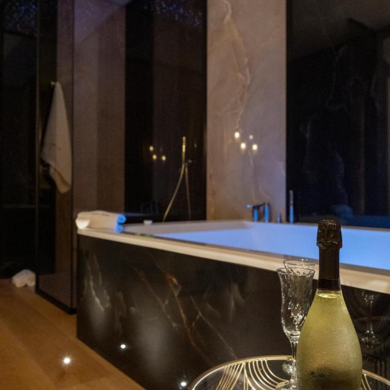 Isidoro Luxury Suites - Deluxe Double Room with Bath - 10