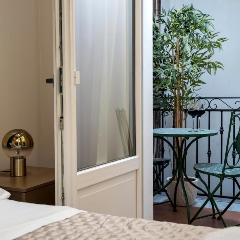 Isidoro Luxury Suites - Deluxe Double Room with Bath - 12