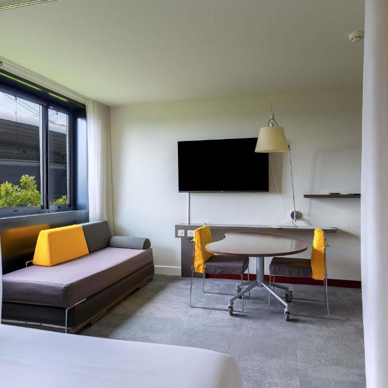 Novotel Suites Paris Stade de France - Superior Suite with Double Bed, Single Bed and Sofa Bed - 7