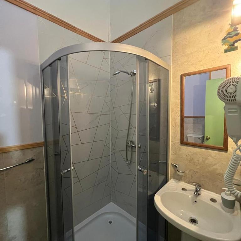 Hostal y Residencial El Mundial - Habitación Doble con baño privado - 2 camas - 4