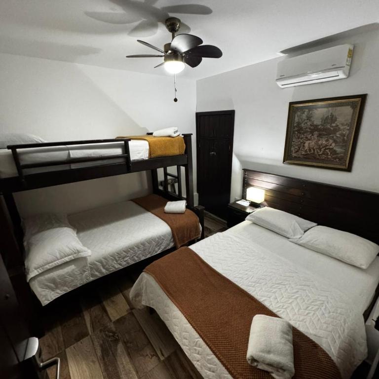 Hotel Boutique Colonial Cartago - Habitación Familiar con baño privado - 5