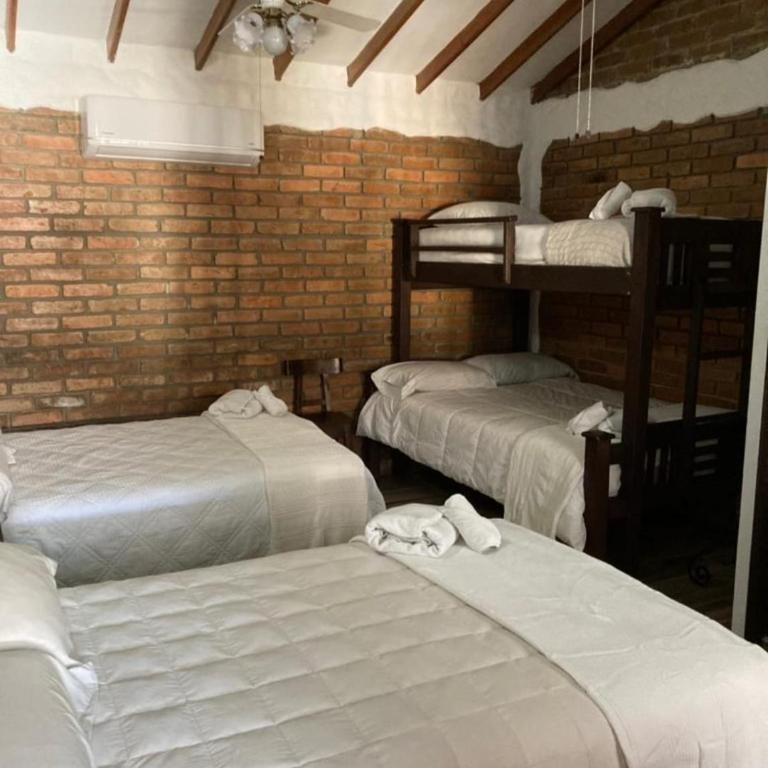 Hotel Boutique Colonial Cartago - Habitación Familiar con baño privado - 4