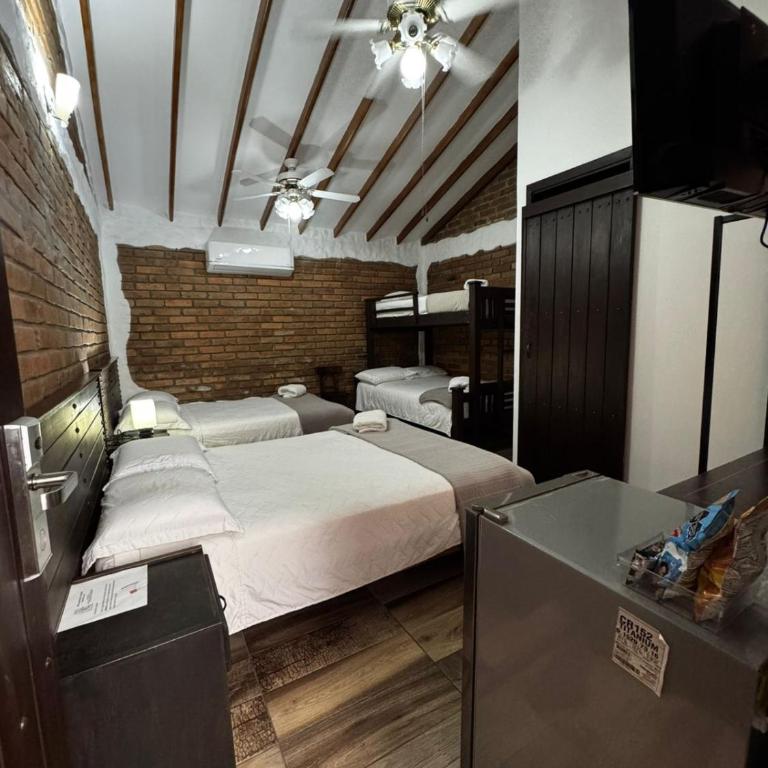 Hotel Boutique Colonial Cartago - Habitación Familiar con baño privado - 3