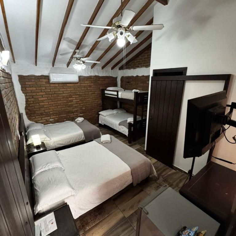 Hotel Boutique Colonial Cartago - Habitación Familiar con baño privado - 2