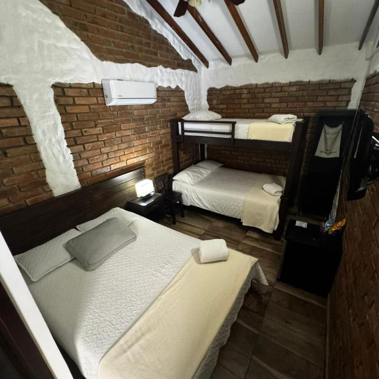 Hotel Boutique Colonial Cartago - Habitación Familiar con baño privado - 4
