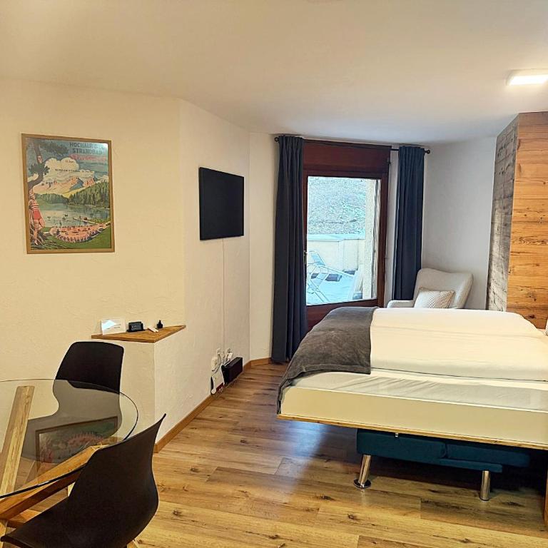 CB102-B - Bijou, Holz, zentral, mit Garage und Pool - Apartment mit 1 Schlafzimmer - 2