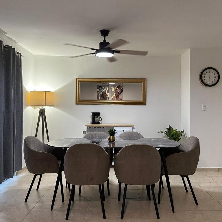 Cómoda Casa en Apodaca Fracc Privado WiFi 6PPL a 10 min del Aeropuerto - Apartment - Split Level - 2