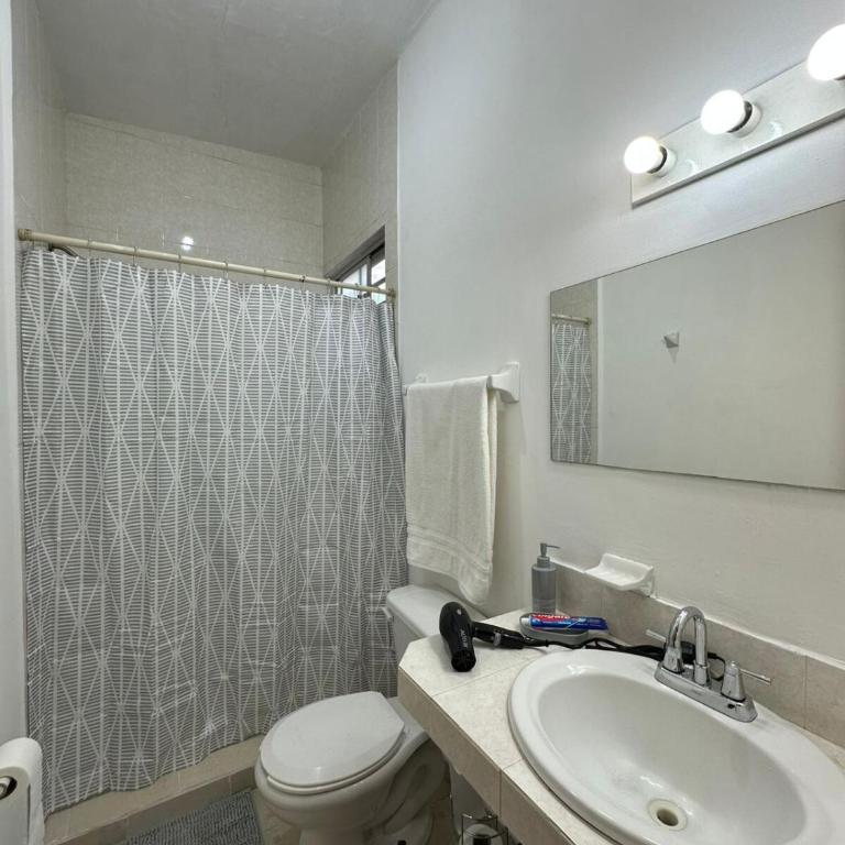 Cómoda Casa en Apodaca Fracc Privado WiFi 6PPL a 10 min del Aeropuerto - Apartment - Split Level - 6