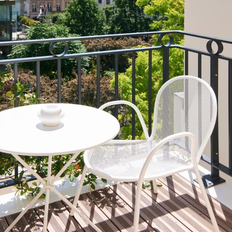 Perpetual Elysée Montaigne - Superior Double Room with Balcony - 2