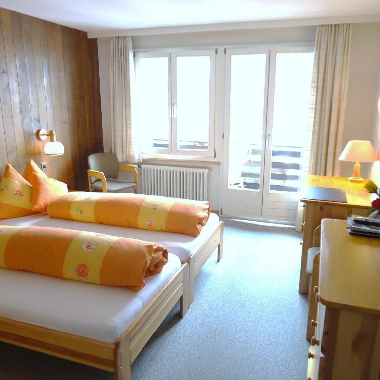 Hotel Tschuggen - Doppelzimmer mit Balkon und Blick auf den Eiger - 10