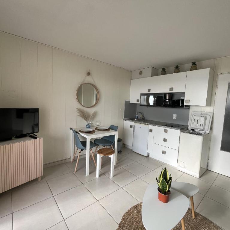 Le Capitole B 302, studio 26m2, clim, 2 adultes 2 enfants - Monolocale con Vista Mare - 16