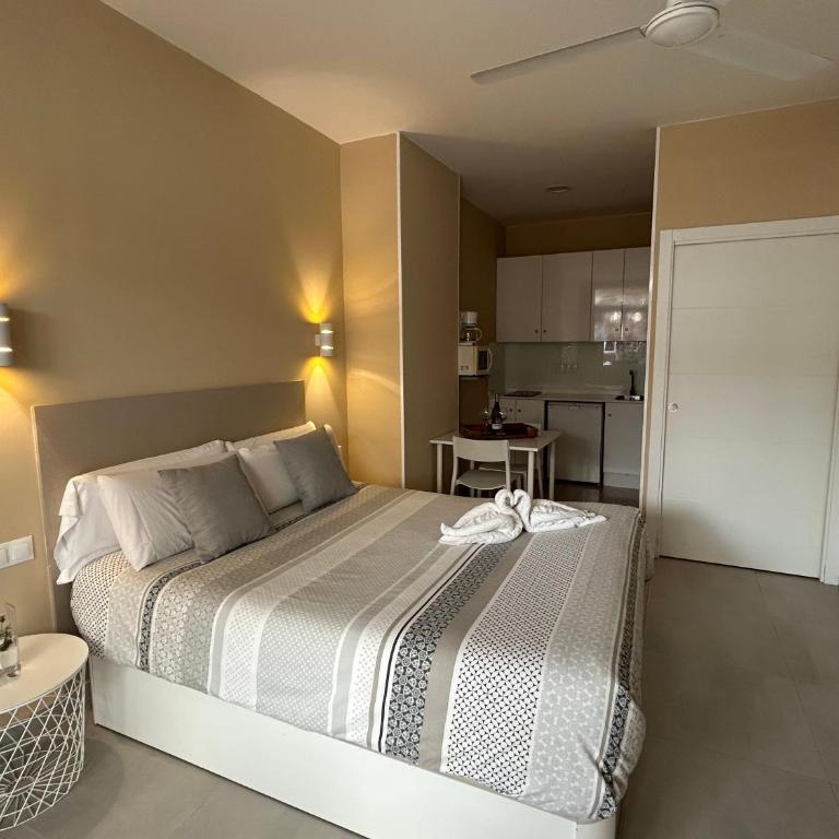 Carihuela Beach Apartamentos - Ground floor Studio with street view - Disability Access - 1