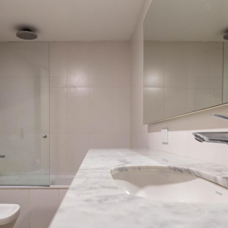 BT Homes - Amplios & Nuevos en Palacio Paz, Ubicación Única - Apartamento de 1 dormitorio - 54