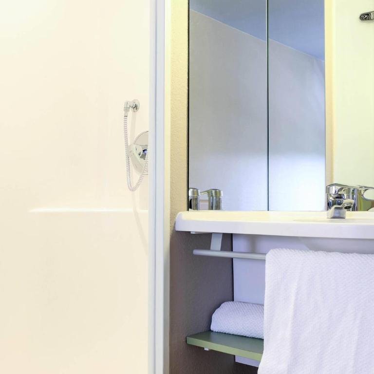 Hotel Ibis Budget Nancy Centre - Chambre Triple avec 1 Lit Double et 1 Lit Superposé - 4