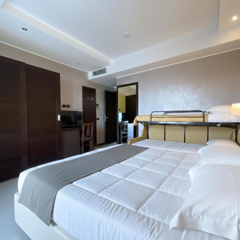 Club Hotel - Fronte Mare con Depandance adiacente - Quadruple Room with Balcony and Partial Sea View - Annex - 2