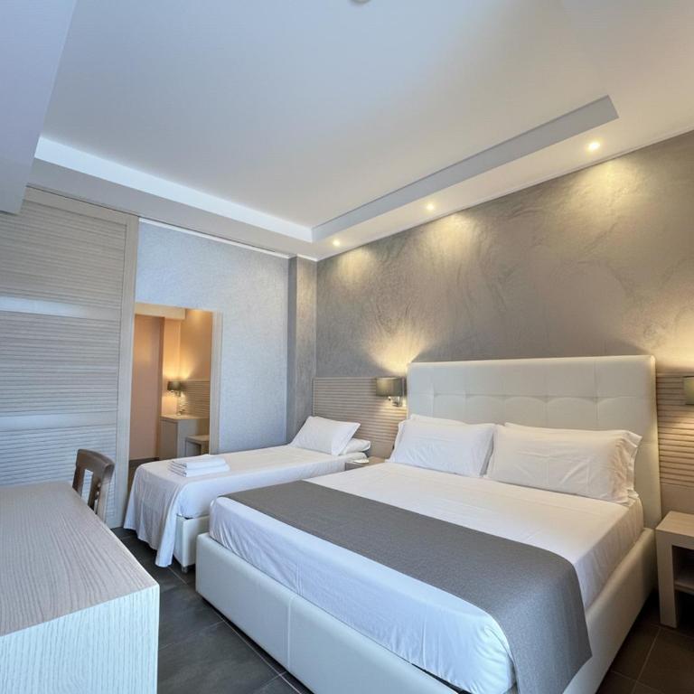 Club Hotel - Fronte Mare con Depandance adiacente - Deluxe Triple Room with Balcony and Partial Sea View - Annex - 1