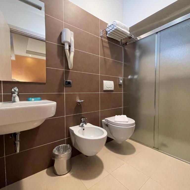 Club Hotel - Fronte Mare con Depandance adiacente - Deluxe Triple Room with Balcony and Partial Sea View - Annex - 3