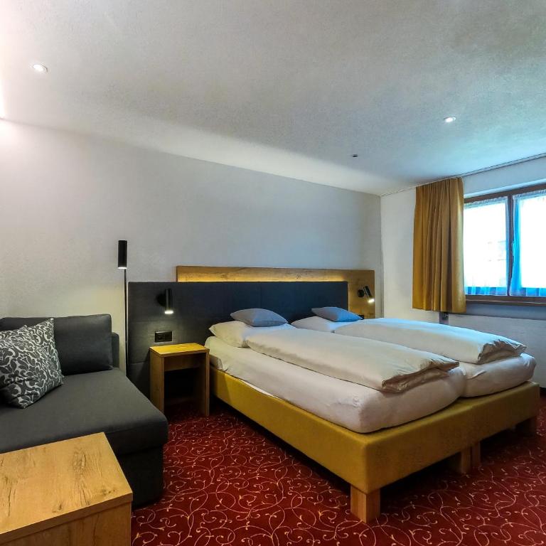 Sonnenhotel Soldanella Sonneck - Deluxe Doppelzimmer mit Zustellbett - 1