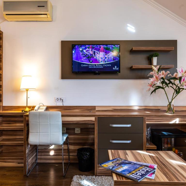 Garni Hotel Royal Crown - Family Room - 10